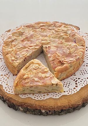 Une photo de Gâteau moelleux à la rhubarbe et aux pommes