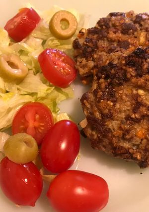 Una foto de Hamburguesas de carne cortada a cuchillo y con verduras