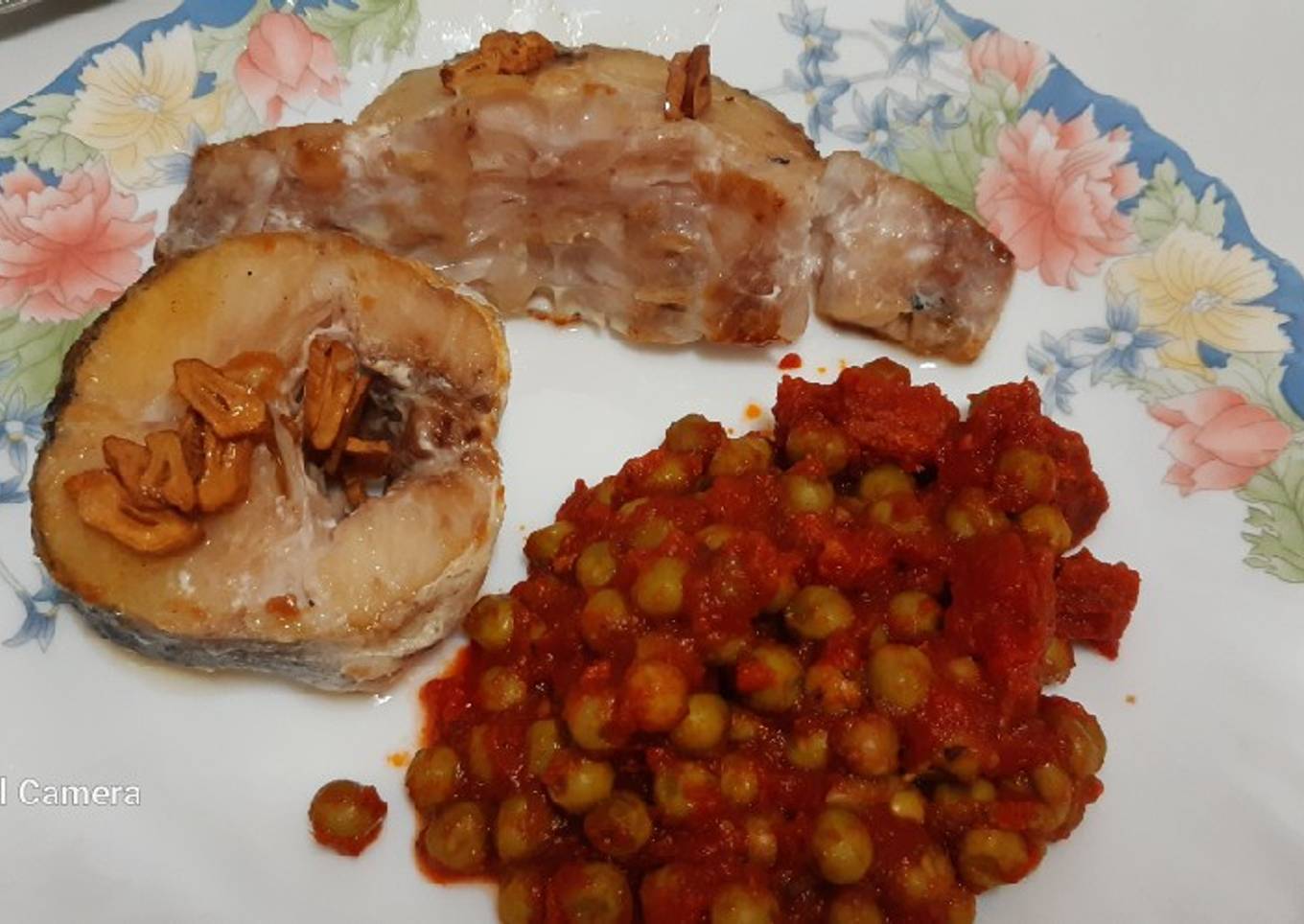 Pescadilla a la plancha y guisantes con tomate y chorizo