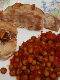 Una foto de Pescadilla a la plancha y guisantes con tomate y chorizo