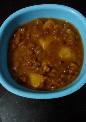 A picture of Aloo Moth Sabji.