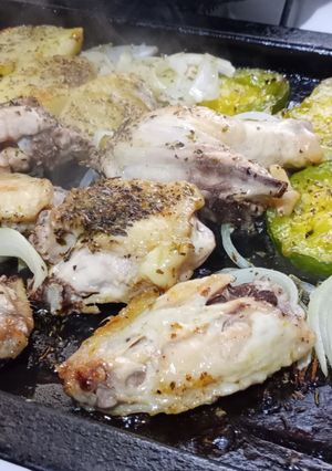 Una foto de Pollo al horno con papas y zapallitos