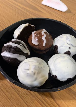 Una foto de Cupcakes de chocolate Tipo Pingüinitos
