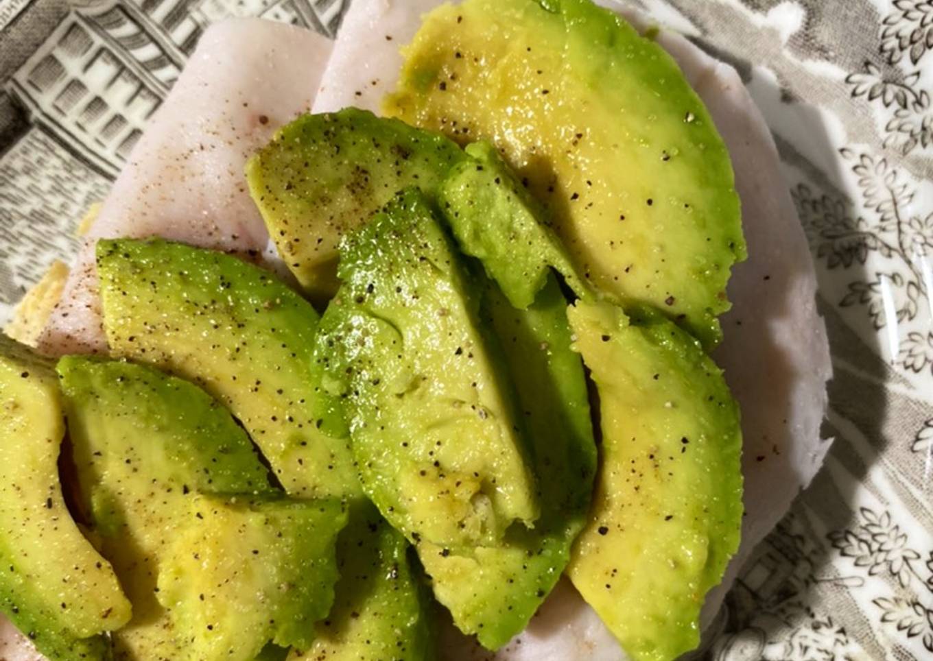 Tostada con aguacate y pavo