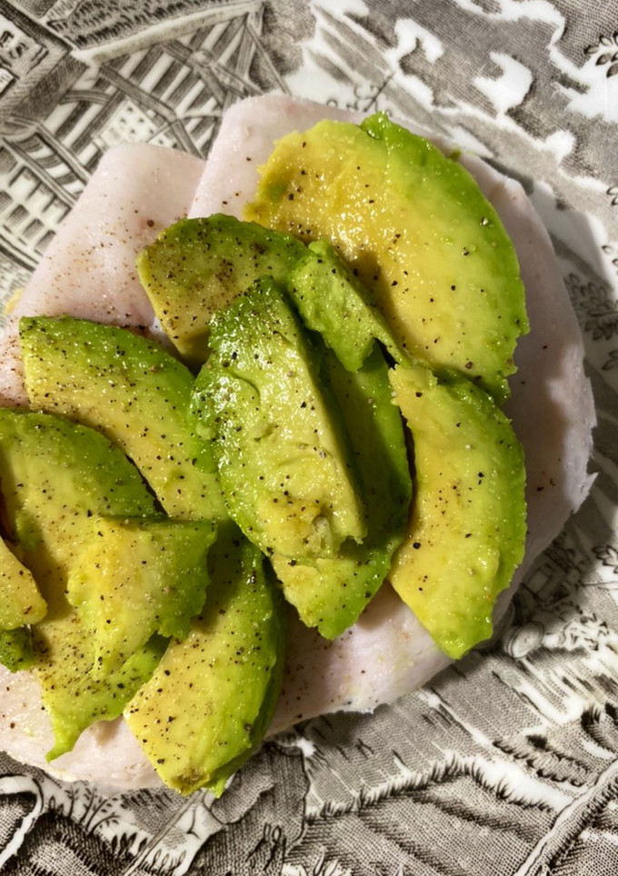 Una foto de Tostada con aguacate y pavo
