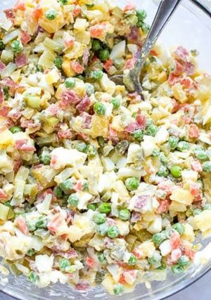 રશીયન સેલેડ (Russian Salad Recipe In Gujarati) રેસીપી મુખ્ય ફોટો