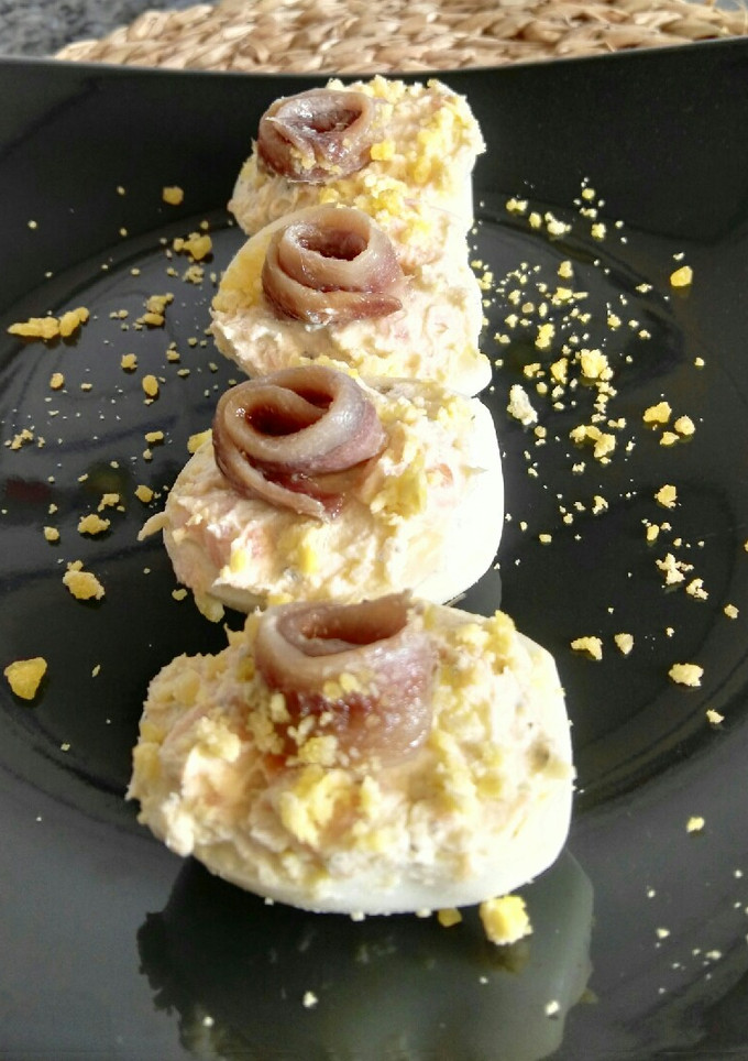 Una foto de Huevos rellenos con salmón ahumado y queso
