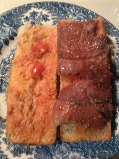 Una foto de Pan tostado con tomate y jamón