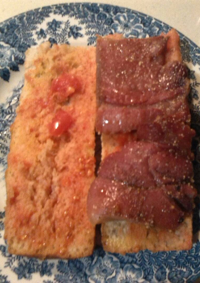 Una foto de Pan tostado con tomate y jamón
