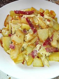 Una foto de Revuelto individual de patatas y jamón serrano