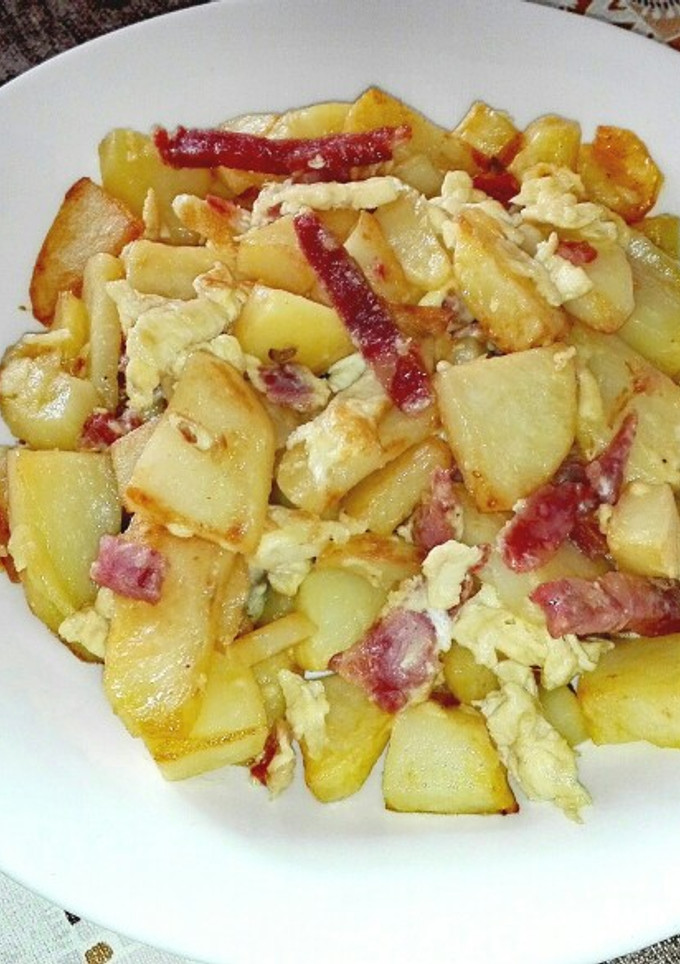 Una foto de Revuelto individual de patatas y jamón serrano