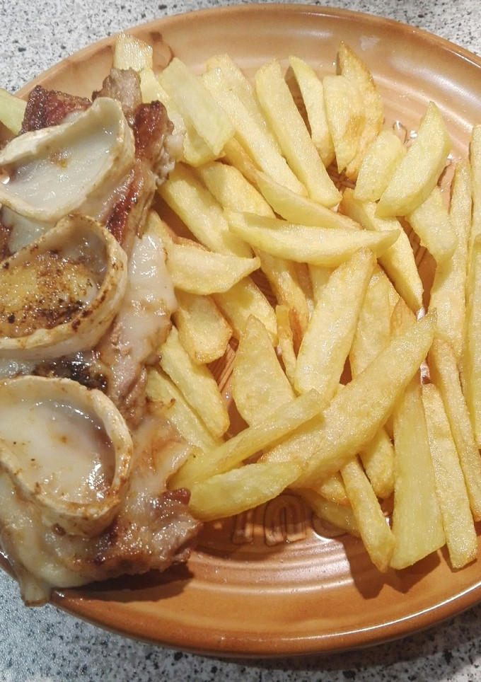 Una foto de Panceta fresca con rulo de cabra