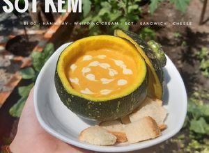 Hình của món Soup Bí Đỏ Sốt Kem cho bé ăn dặm.