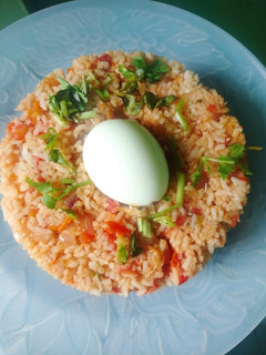 எளிய முறையில் சுவையான தக்காளி சாதம் (Thakkali satham recipe in tamil) செய்முறை முக்கிய புகைப்படம்
