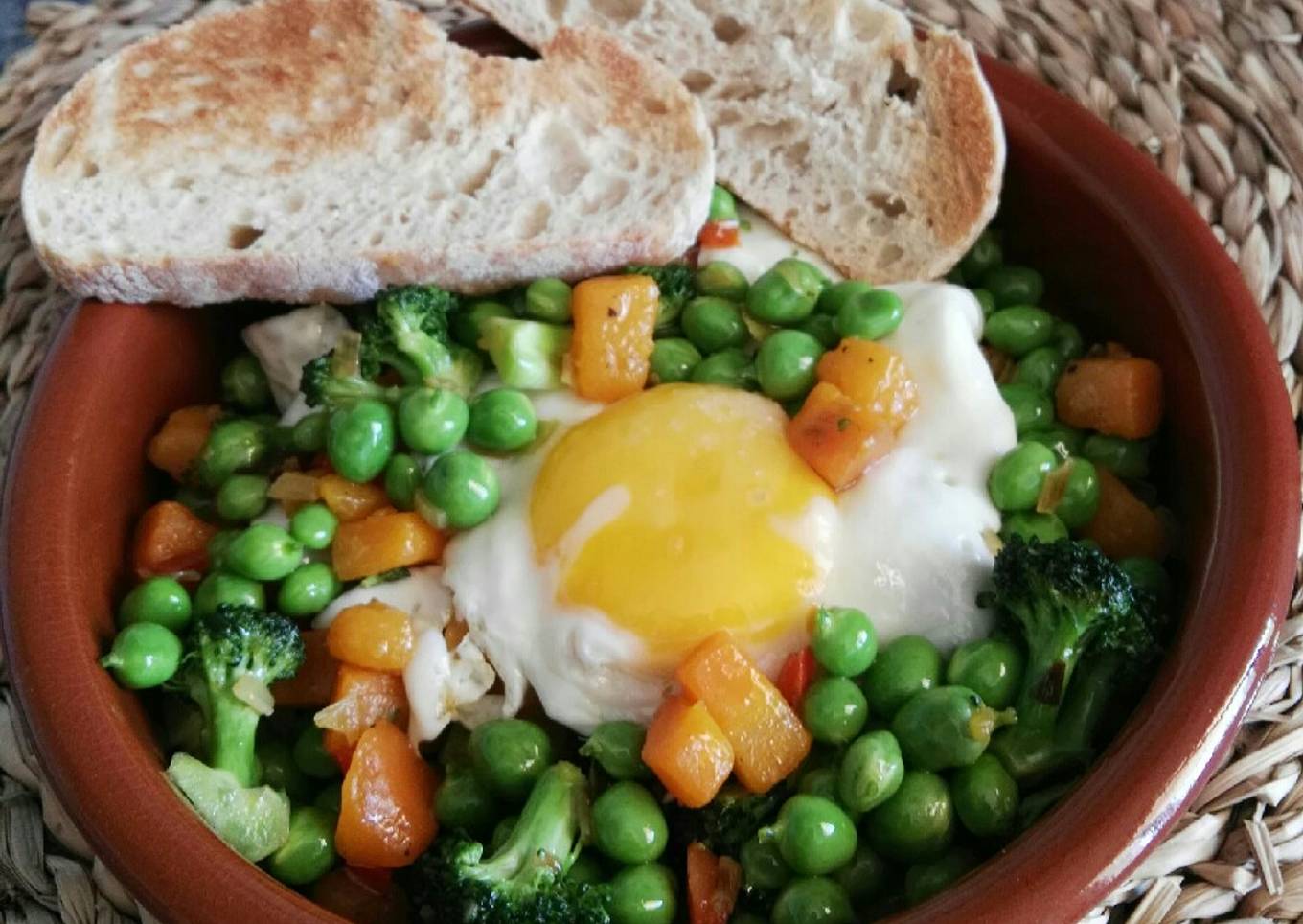 Guisantes frescos con verduras y huevo