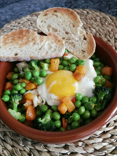 Una foto de Guisantes frescos con verduras y huevo
