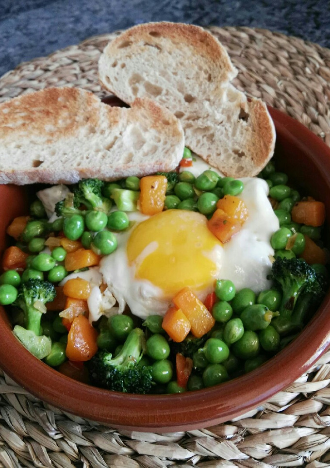 Una foto de Guisantes frescos con verduras y huevo