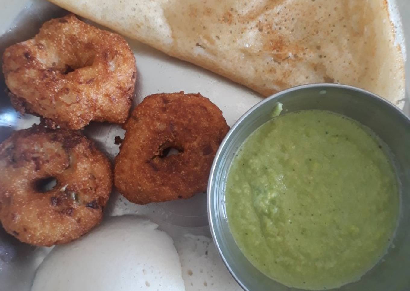 Instant medu vada, idli and dosa with chutney