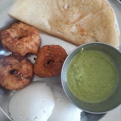 Instant medu vada, idli and dosa with chutney A picture of Instant medu vada, idli and dosa with chutney.