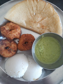 A picture of Instant medu vada, idli and dosa with chutney.