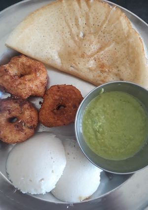 A picture of Instant medu vada, idli and dosa with chutney.