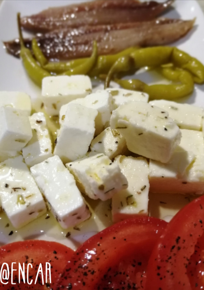 Una foto de Queso feta marinado