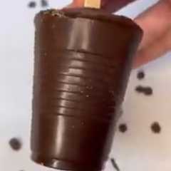 Una foto de Helado de vainilla, relleno de arequipe y cubierto con chocolate