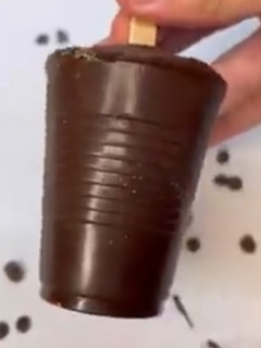 Una foto de Helado de vainilla, relleno de arequipe y cubierto con chocolate