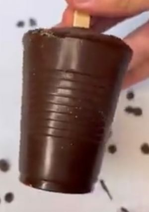 Una foto de Helado de vainilla, relleno de arequipe y cubierto con chocolate