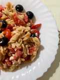 Pasta di ceci con pomodorini, olive nere e feta