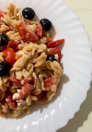 Foto di Pasta di ceci con pomodorini, olive nere e feta