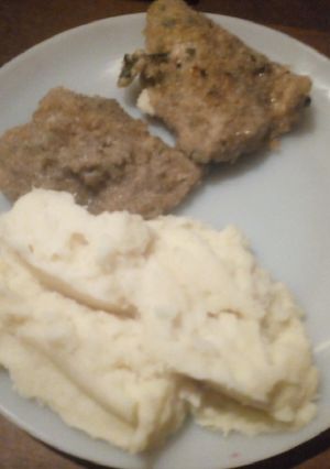 Una foto de Milanesa de cerdo con puré