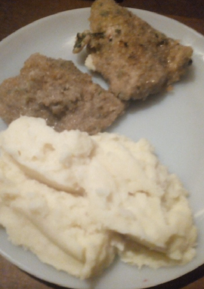 Una foto de Milanesa de cerdo con puré