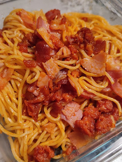 Una foto de Noodles/ Fideos con bacon y chorizo