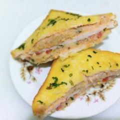 A picture of Garlic Bread Potato Sandwich.