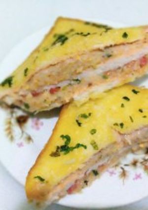 A picture of Garlic Bread Potato Sandwich.