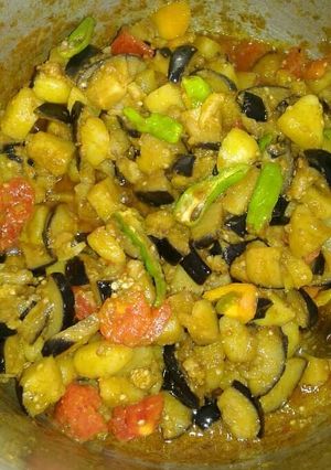 A picture of Fried alu bengan karahi.