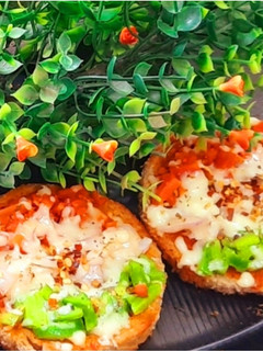 तिरंगा ब्रेड पिज़्ज़ा (Tiranga bread pizza recipe in Hindi) रेसिपी मुख्य फोटो