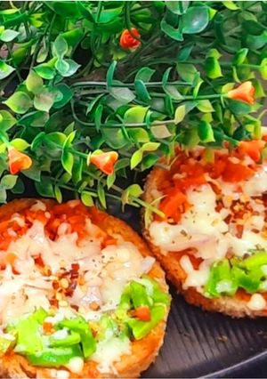 तिरंगा ब्रेड पिज़्ज़ा (Tiranga bread pizza recipe in Hindi) रेसिपी मुख्य फोटो