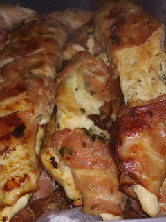 Baconbe tekert mustáros csirkemell csíkok recept fotója