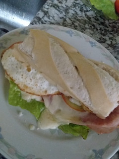 Una foto de Sándwich súper completo