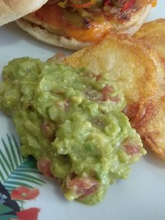 Una foto de Guacamole simple con chips de patata