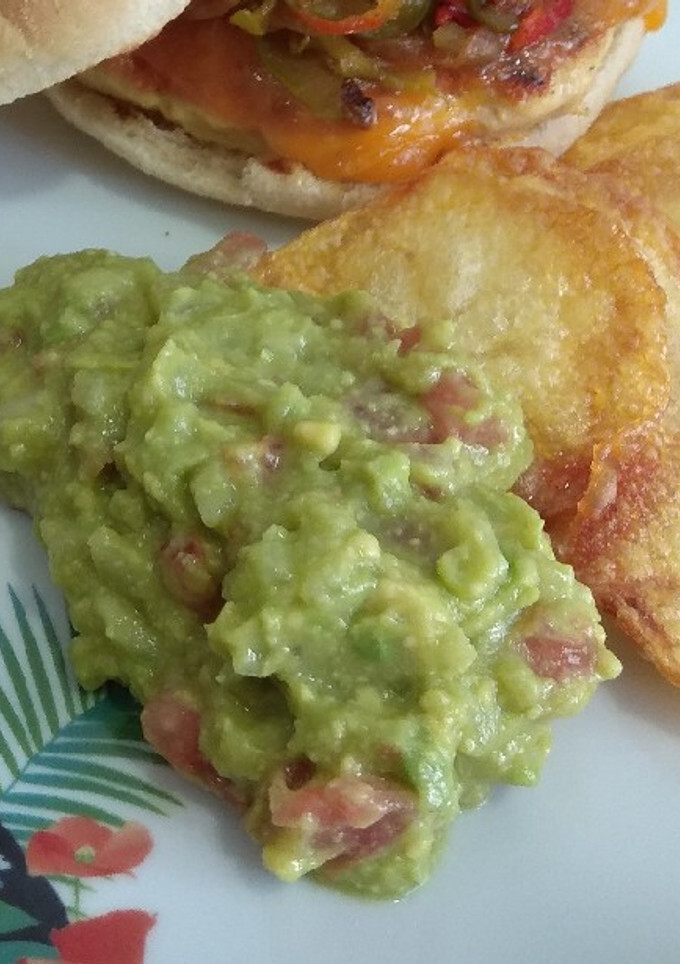 Una foto de Guacamole simple con chips de patata