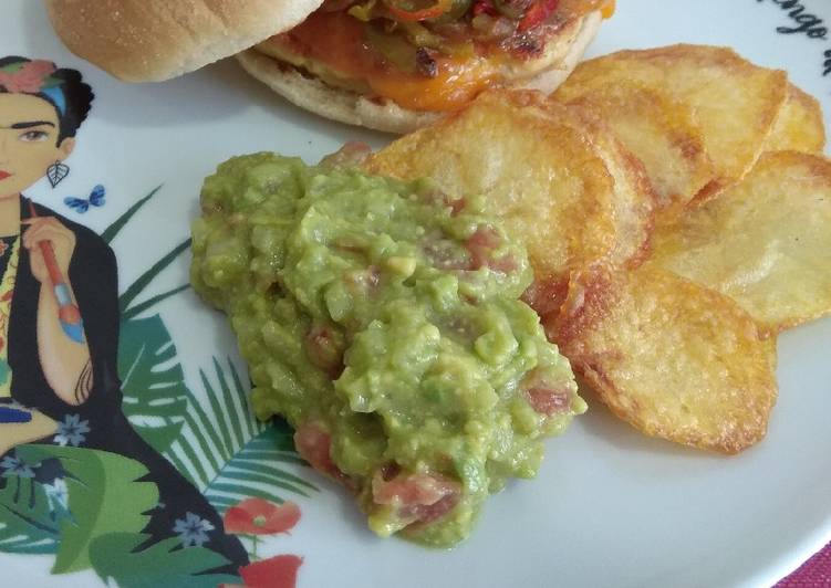 Guacamole simple con chips de patata