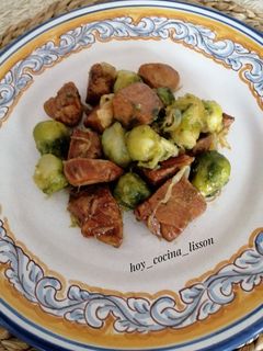 Una foto de Pollo marinado con coles de Bruselas