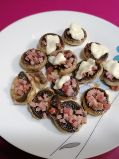 Una foto de Champiñones con jamón y queso