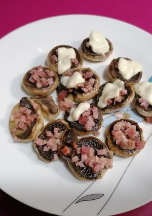 Una foto de Champiñones con jamón y queso