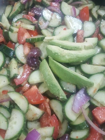 Easy Steps to Prepare Tomat Yunani dan salad mentimun dengan alpukat which Delicious