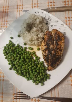 Csirkemell steak rizzsel és vajban forgatott zöldborsóval recept fotója