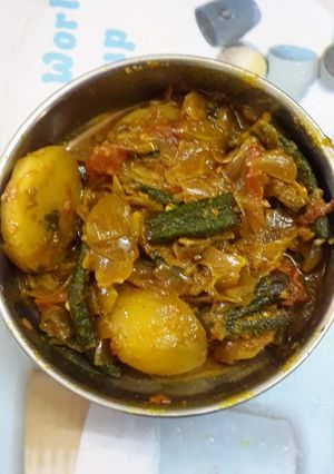 भिंडी आलू दो प्याजा (bhindi aloo doh pyaza recipe in Hindi) रेसिपी मुख्य फोटो
